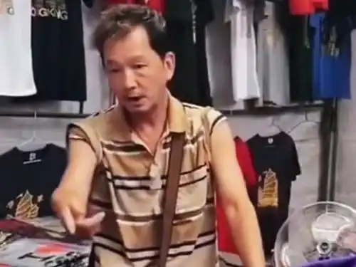 无双鑫叔廖启智疑路边摆摊卖衣老戏骨沦落至此,人艰不拆
