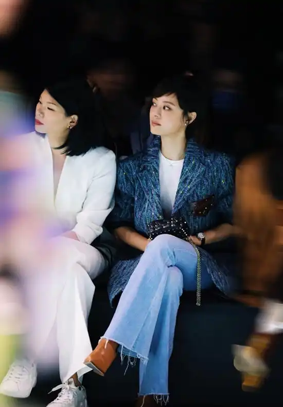 孙俪也学聪明了,穿露肩礼服裙走性感路线变化大,众星差点变陪衬