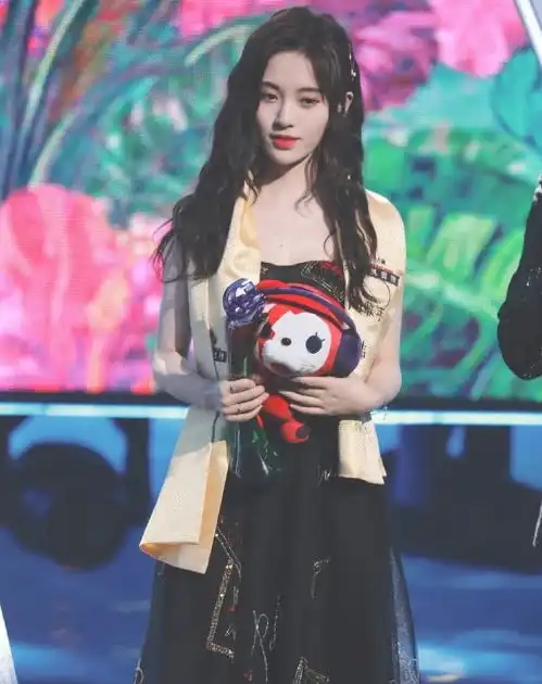 鞠婧祎黑色网纱裙上台,美回颜值高峰,但裙上的玻璃才是亮点