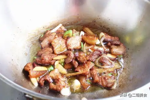 做辣椒炒肉,牢记别直接下锅炒,多做2步,解馋鲜嫩还入味
