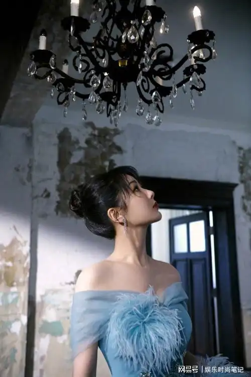杨紫一袭雾霾蓝绣花礼服,羽饰珠光,优雅中增添一丝贵气
