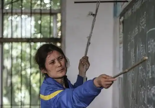 山村教师朱幼芳,身患绝症靠一根拉绳站立讲课,无愧师者之魂