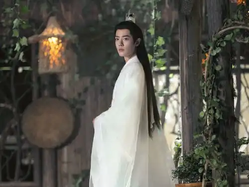 玉骨遥朱颜巧妙为时影解毒,朱颜的拥抱让时影应咒化身小白兽
