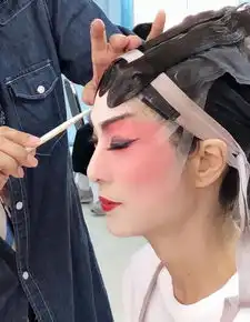 65岁米雪晒京剧造型与谢贤同框无岁月痕迹
