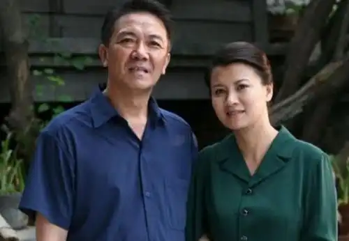 凭借亮剑走红后抛妻弃子,娶小13岁娇妻,却被大家称为好男人
