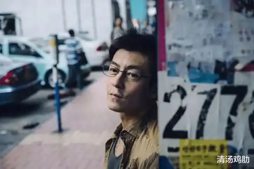 评电影开场很美,北江的沿岸望上去烟雨迷蒙,一对男女在岸边