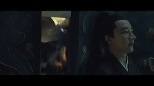 妖猫传男子潜入旧宫偷东西,差点被守卫发现,是只黑猫救他的命
