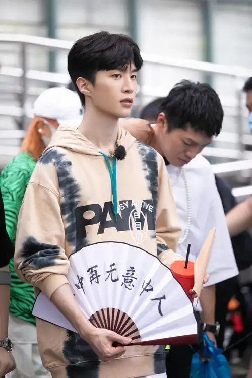 范丞丞720潮流主理人高清剧照公开向设计师取经体验卫衣制作环节