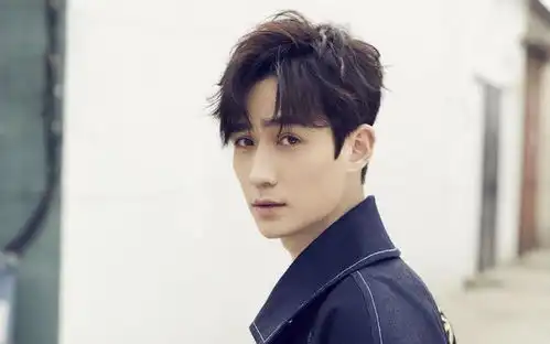 朱一龙模仿卓别林曝光,网友这是负负得正的杀青庆祝吗
