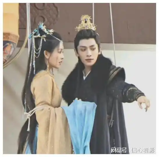 长月烬明白鹿杀青现场杀青照曝光扮相灵气逼人,网友太美

