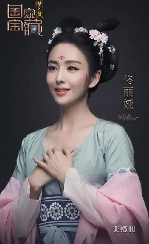 清新的运动装配上精致的妆容,佟丽娅甜美似18少女