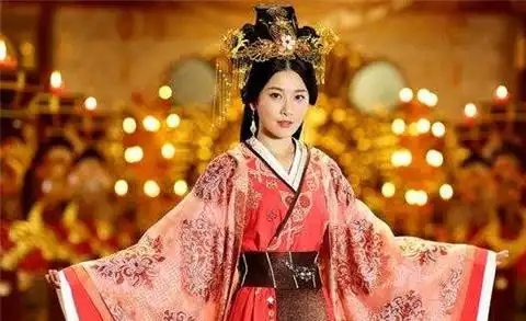 她从歌女变成宫中宠妃,临死不愿见皇帝,最后却被追封为皇后