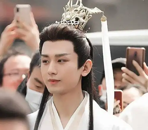 王俊凯有女朋友啦青簪锁三千好看
