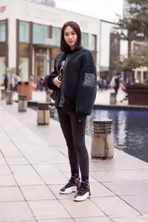 街拍最近大火的8款春季穿搭,逛街约会都合适,撩的你怦然心动
