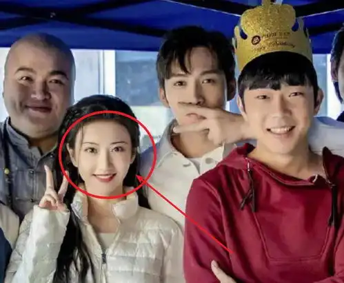 司藤拍摄期间的景甜,生图堪称精修,这个颜值我没看错吧