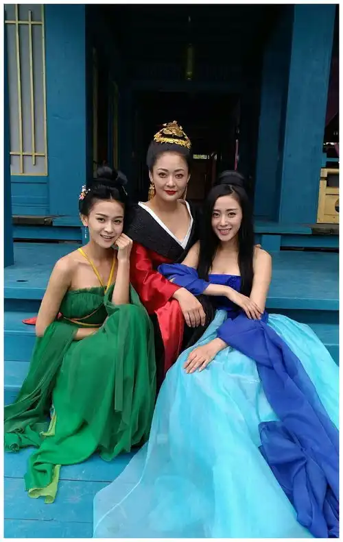 史上最穷剧组一人分饰九角不算啥,皇帝的帽子都是烂的
