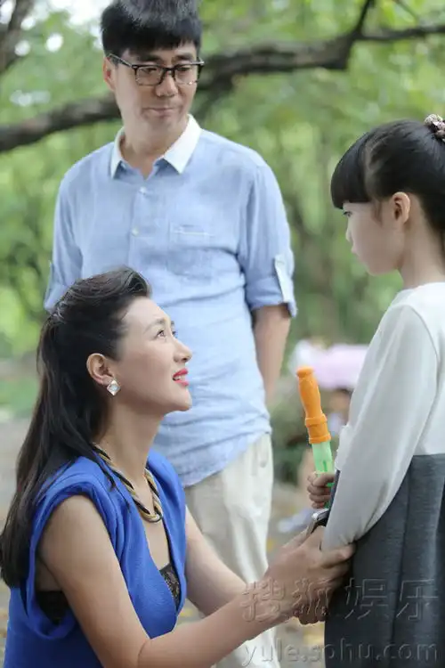 爱情碟中谍曝光许多剧照成熟干练韵味十足
