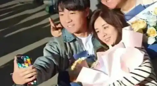 好甜俞灏明王晓晨官宣结婚告白老婆真情实感,巨型鸽子蛋好闪