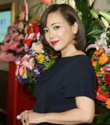 我和春天有个约会四美她成不老女神,她至今单身,她最可惜
