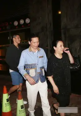 向华强现身避谈周星驰向太要个说法
