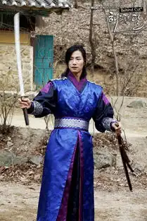 拥抱太阳的月亮最新花絮照丁一宇帅气韩佳人偷笑
