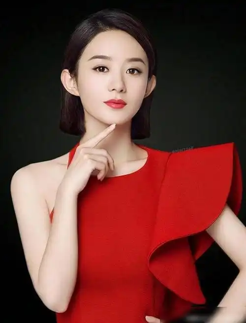 装嫩30岁大妈赵丽颖白衬衫配百褶裙,被骂装少女
