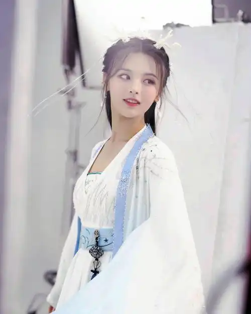 杨超越古装扮相惊艳众人,只要颜值够高,演员和爱豆之间就没有壁