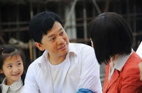 亮剑赵政委,国家一级演员,出道多年无绯闻,很宠爱妻子
