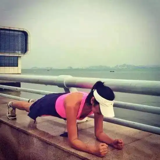 图姿兰塑身明星们都开始平板支撑了,你还等什么