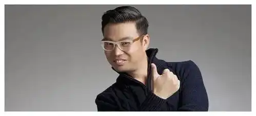 自认很出名的明星,不把别人放眼里,喜欢闭着眼看人,现实被打脸