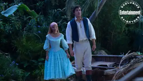 长春这一夜吴京王宝强霸气,陈妍希惊艳57岁的她美得不敢认
