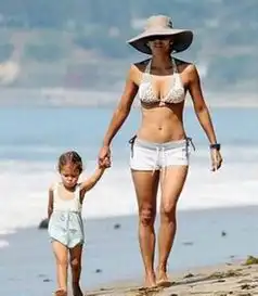 女星避暑有绝招贝瑞穿比基尼绯闻女孩玩激凸
