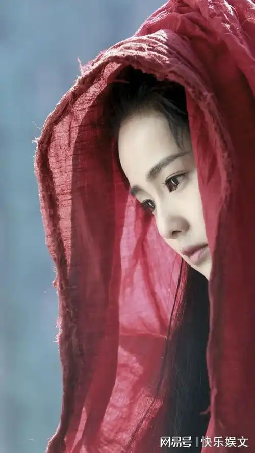 29岁女星白鹿剧照曝光红衣古装造型唯美可爱,感情如一张白纸
