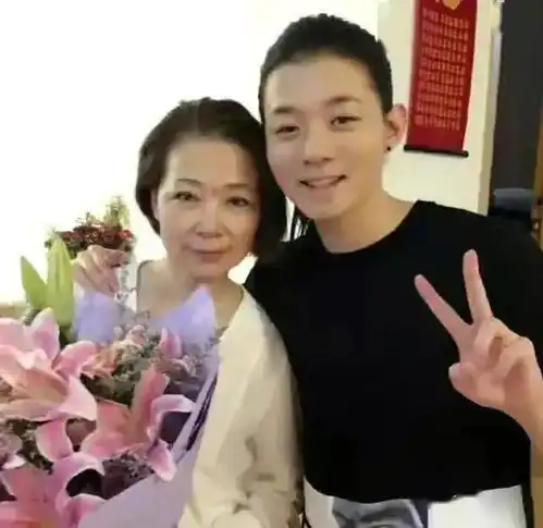 霍尊宣布退圈后续妈妈得抑郁症,朋友失业,陈露是被坏人利用了