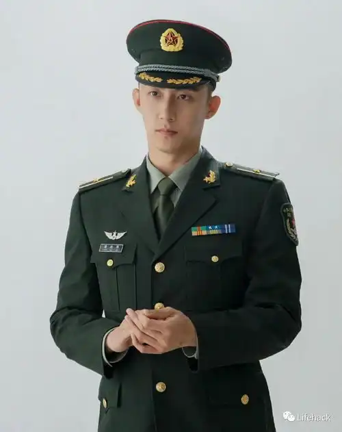 黄景瑜帅气军装照刷屏,活脱脱行走的衣架子
