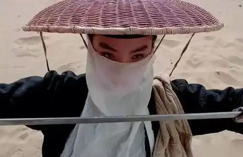 无法重拍的瞬间吸着烟背台词的曹操,拿猪耳朵的八戒,给刘亦菲打伞的杨幂