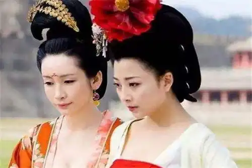 武则天挺着大肚,看姐姐走出李治寝殿,嘴角微微一动命不长了
