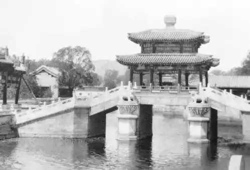 老照片图4太监在昆明湖荡舟,图6颐和园门口的持枪侍卫
