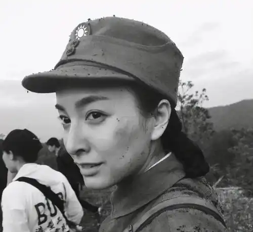 亮剑3是部抗日喜剧吧发胶华服不够雷战场上还要抽根雪茄
