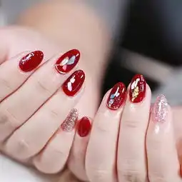 美甲iu在德鲁纳酒店里到底换了多少次美甲