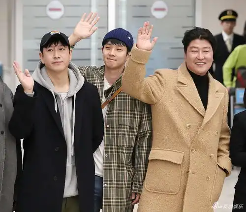 组图奥斯卡四冠王寄生虫剧组凯旋宋康昊李善均等受热捧
