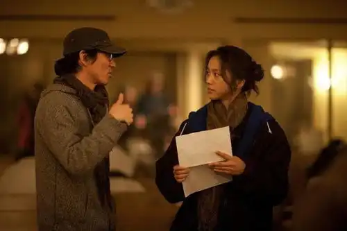 汤唯晒照庆结婚十周年,一家三口西湖赏荷,7岁女儿罕见出镜