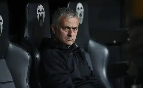 玩社交媒体上瘾了穆帅连发四条推特,热刺球员还不快去点赞
