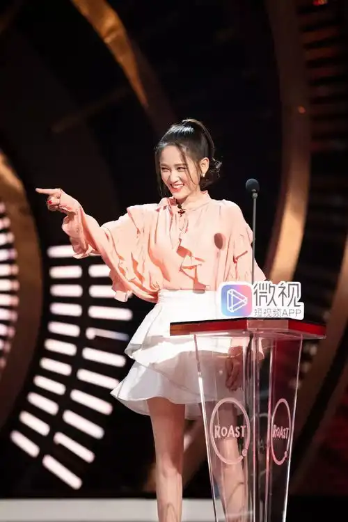 冻龄女神只服陈乔恩,高马尾粉衬衫少女感满满