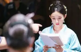 赵丽颖新剧杀青随时随地都在读剧本网友表示期待