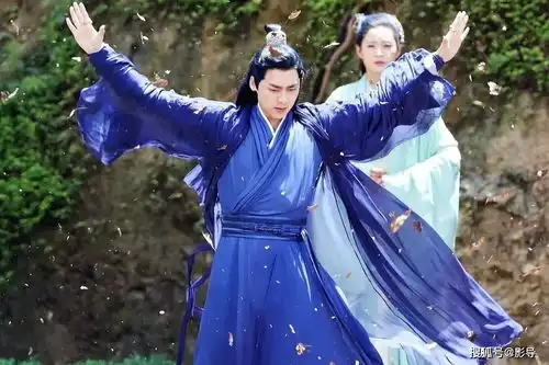 镜双城热拍,李易峰俊逸非凡,与陈钰琪窃窃私语,超甜观众