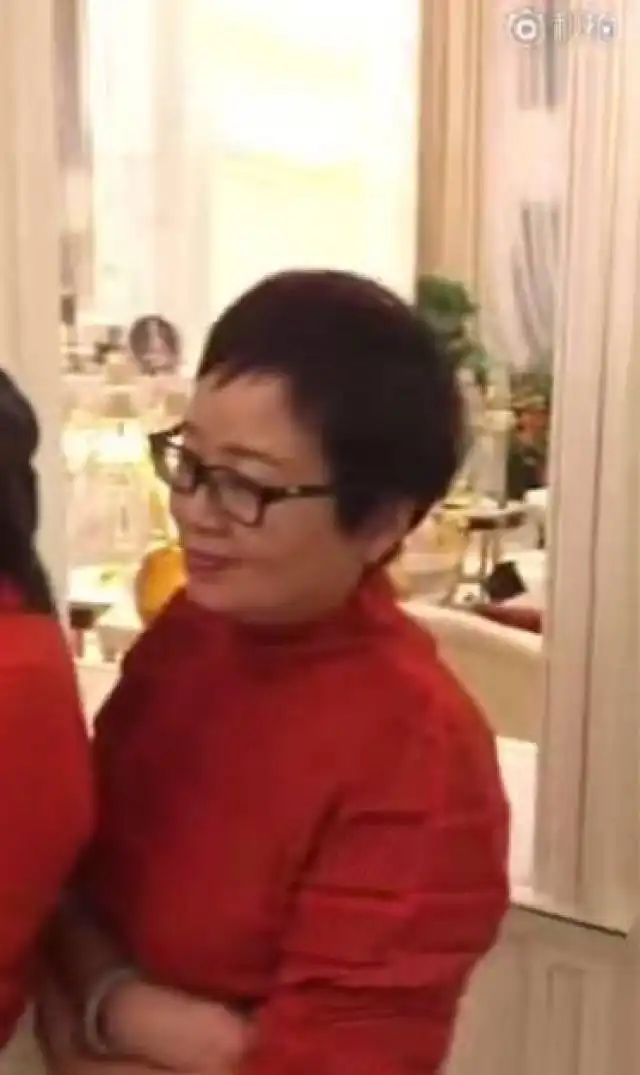 冯小刚派对让芳华女主苗苗跳舞网友评论炸锅
