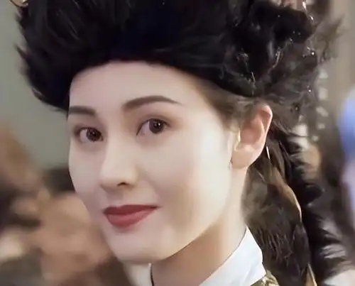 香港这一夜,何超琼仅用一张照片,就让李嘉欣沦为港圈笑柄