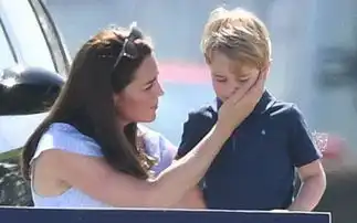 威廉王子马球比赛乔治小王子又哭鼻子,凯特王妃急忙哄孩子