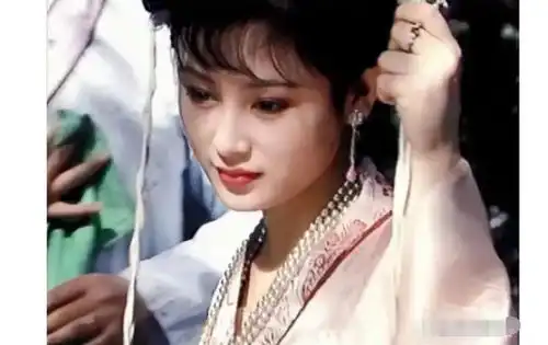 1986年,陈红拍聊斋时的照片,此时18岁略施粉黛眉眼非常灵动
